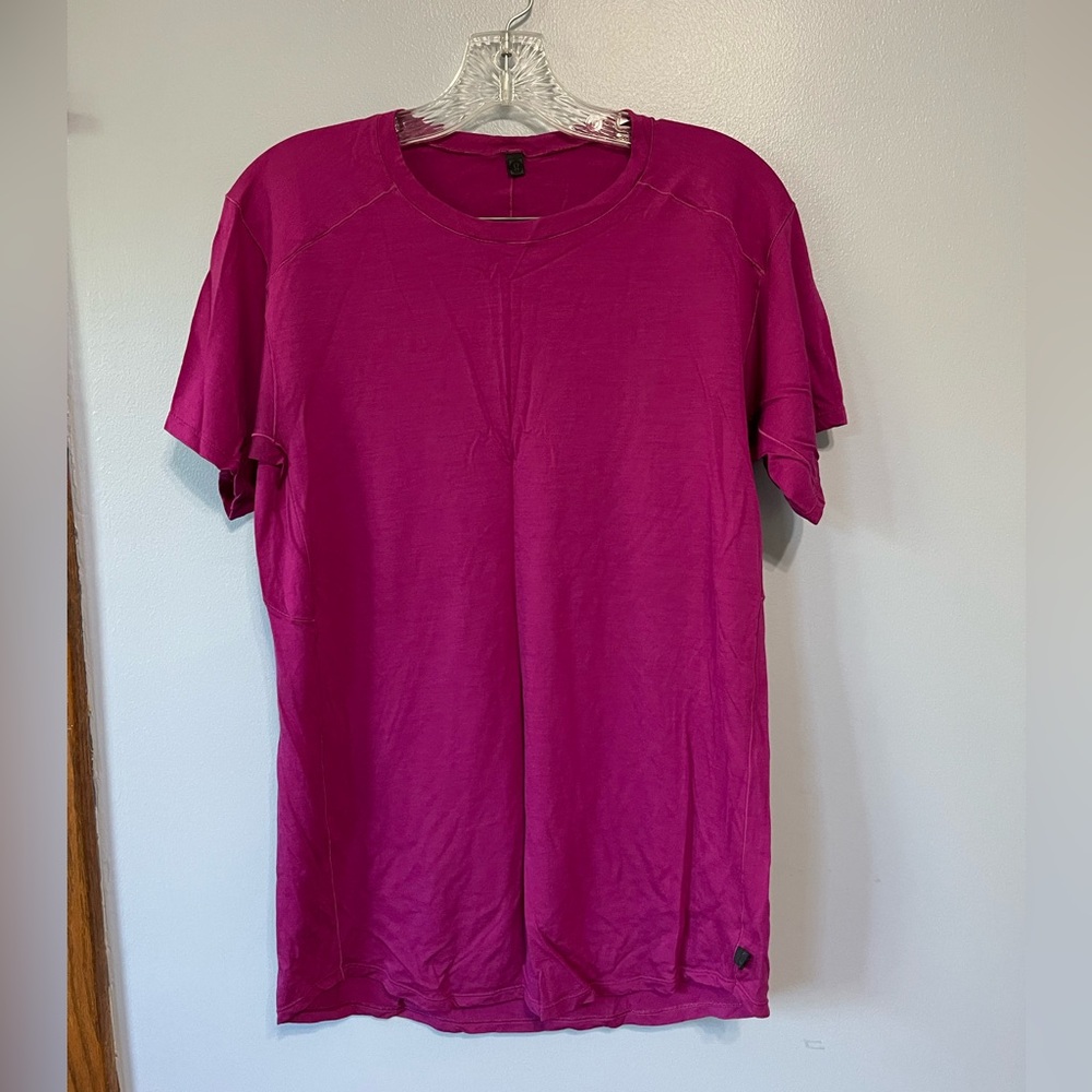 Men's Lululemon Magenta T-Shirt no tags